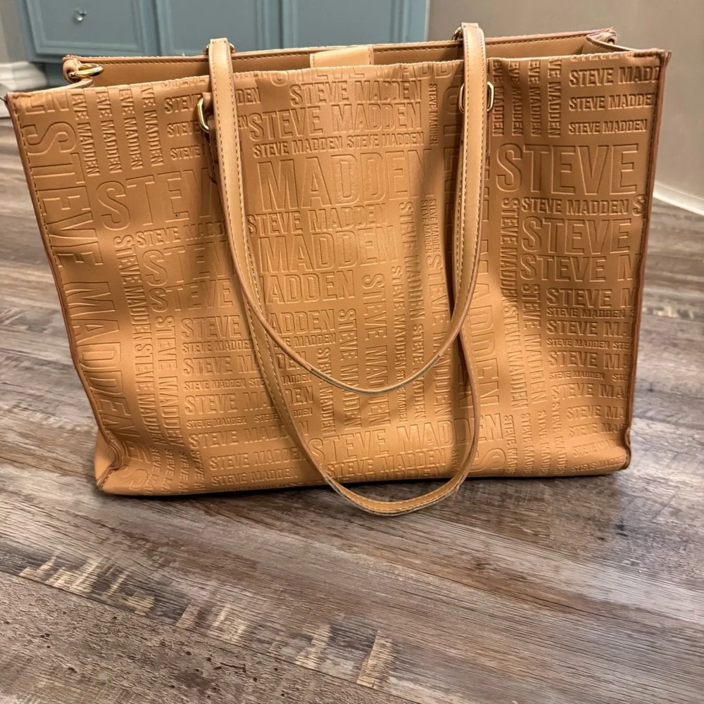 Steve Madden Large Logo Embossed Tote Tan Shoulder Bag Gold Hardware - Picture 3 of 12